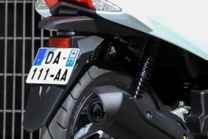 Plaque d'immatriculation moto en France sur un deux-roues