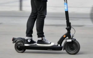 Immatriculation des micro-mobilités motorisées : Ce que dit la loi en 2025